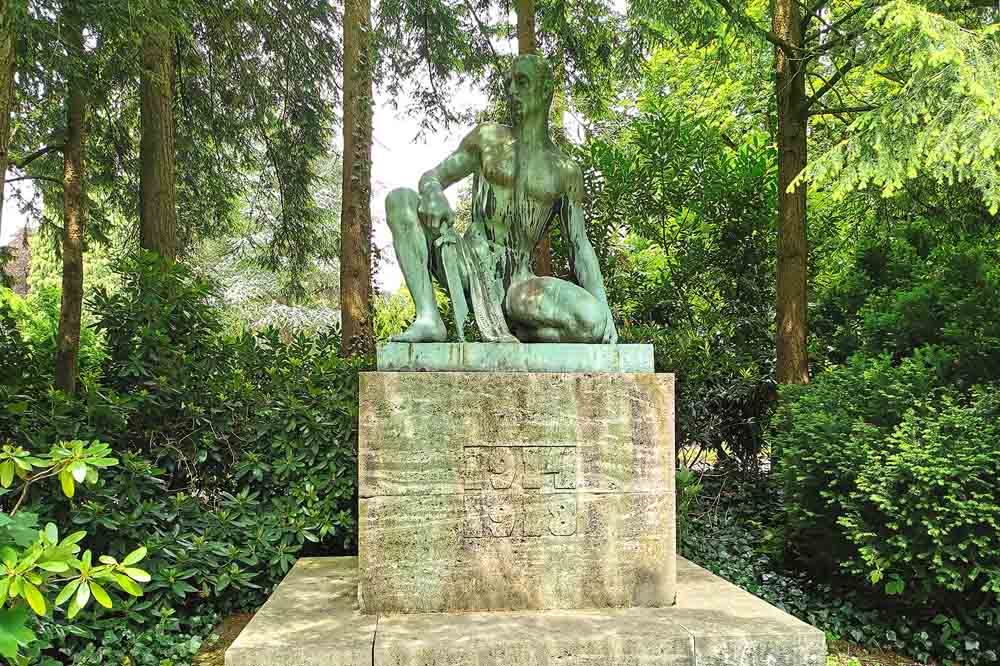 1928 von Robert Ittermann geschaffenes Ehrenmal für die Gefallenen des Ersten Weltkrieges auf dem Iserlohner Friedhof