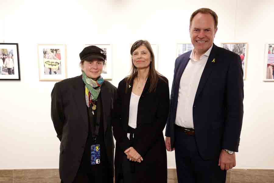 Oberbürgermeister Dr. Stephan Keller mit Eva Lindner und Rivkah Young