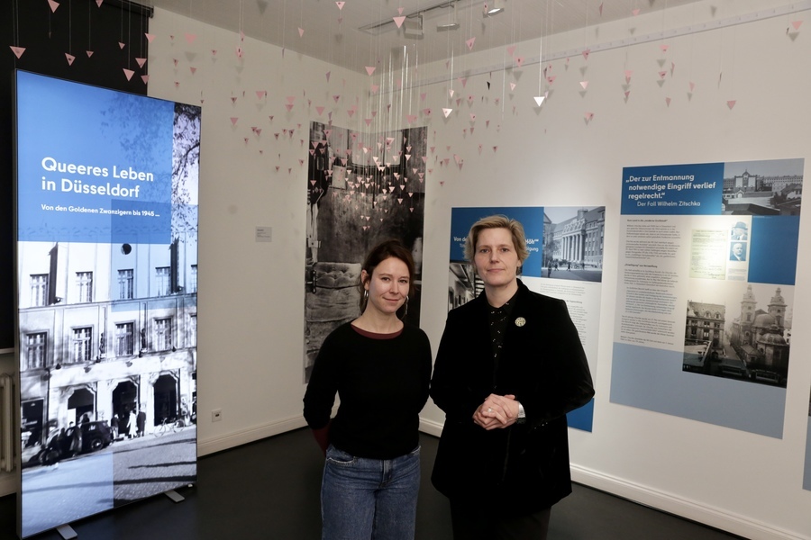 Installationskünstlerin und Bühnenbildnerin Saskia Holte mit Kuratorin Astrid Hirsch-von Borries