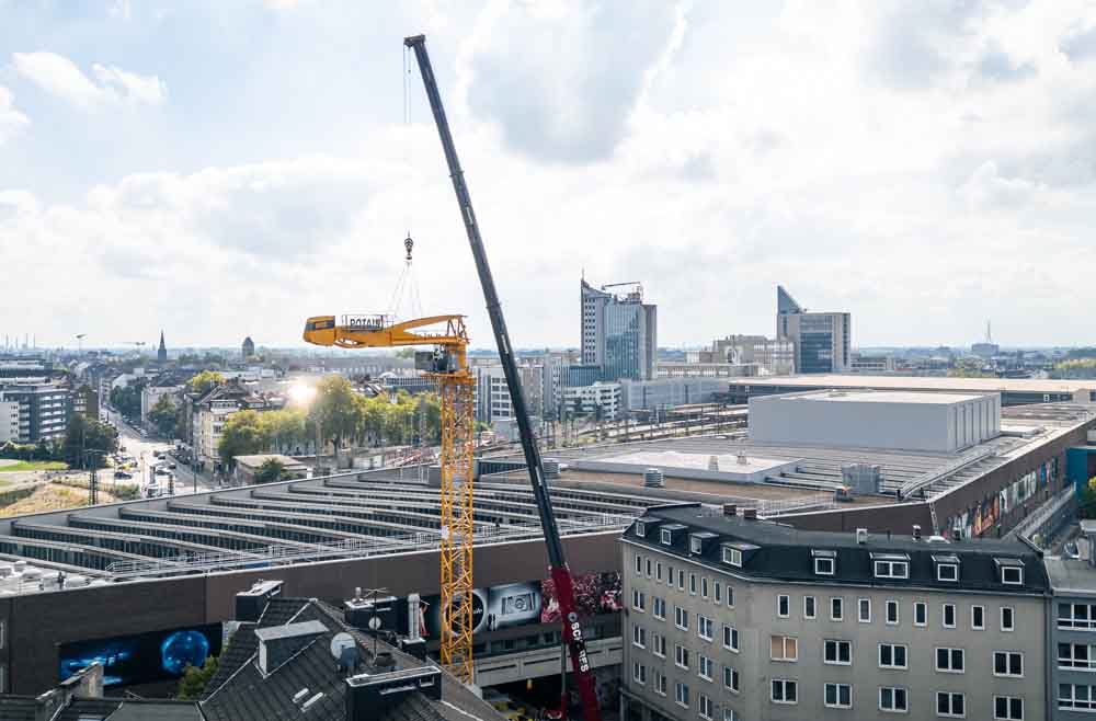 Dach der Spielstätte Central mit Kran