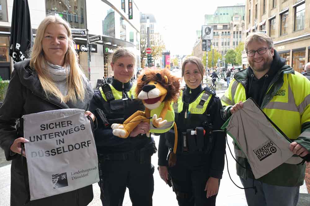 Antonia Schnelle, Landeshauptstadt, Katrin Rothe und Julie Riemenschneider, Polizei, sowie Simon Höhner, Verkehrswacht