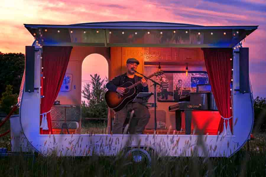 Sänger Lou Dynia auf der Bühne