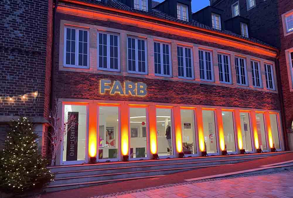 Im Rahmen der Orange Days wird auch das FARB Forum Altes Rathaus Borken in orange angestrahlt