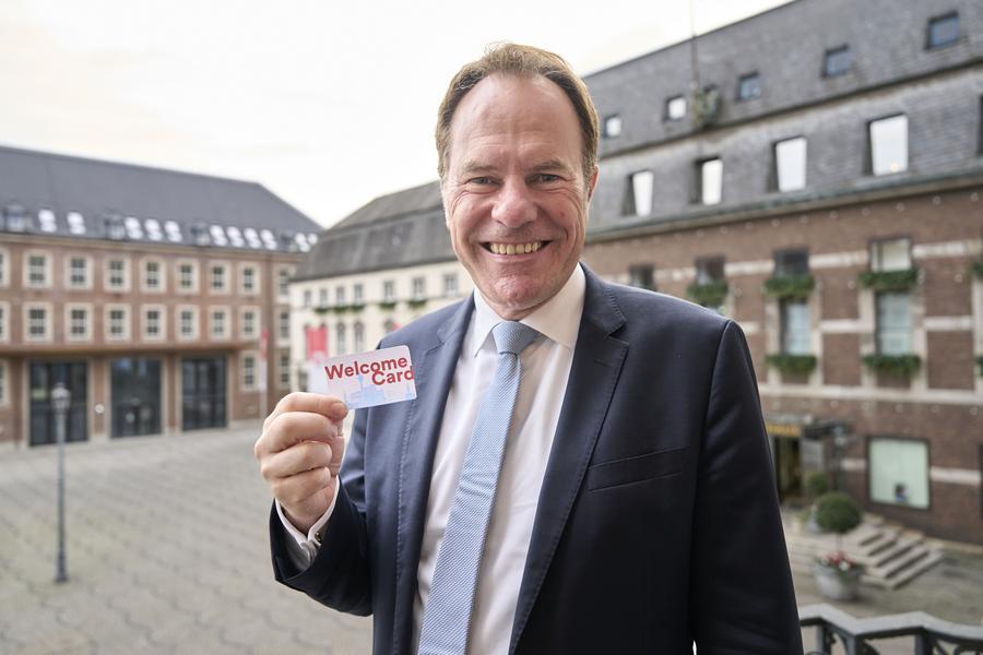 Oberbürgermeister Dr. Stephan Keller mit der neuen WelcomeCard