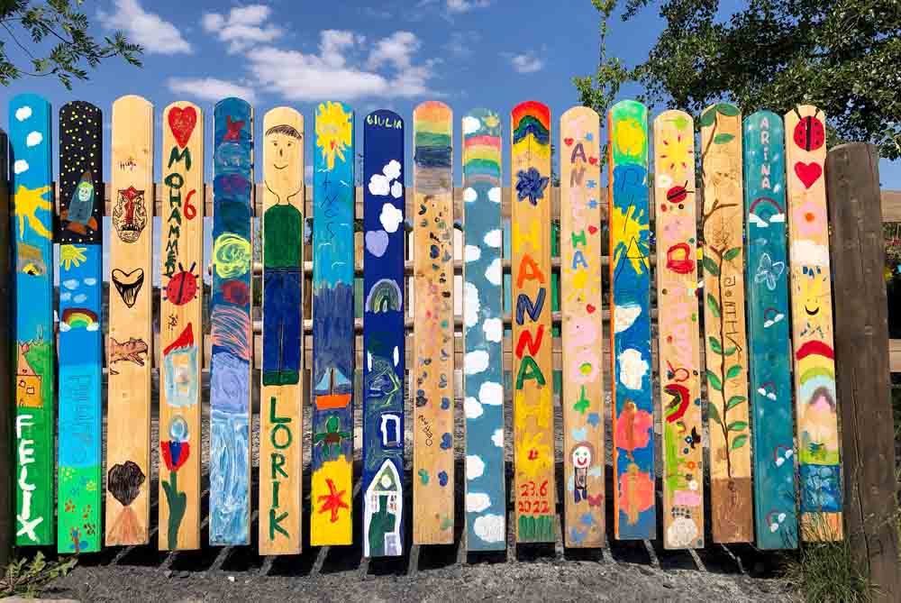 Bunt bemalter Zaun