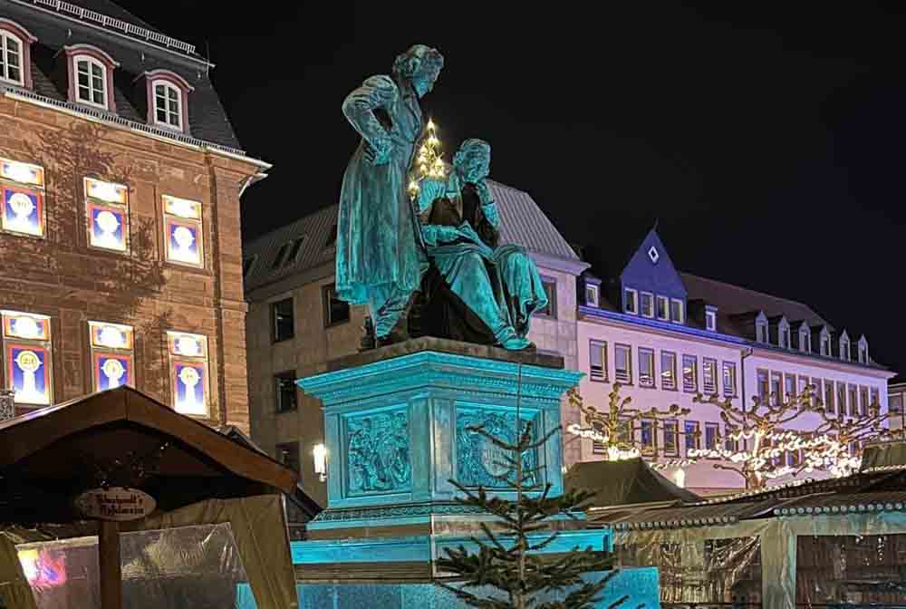 Brüder Grimm Denkmal in blau