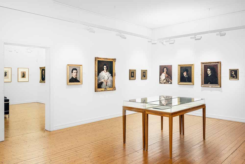 Blick in die Ausstellung Georg Cornicelius in Schloss Philippsruhe