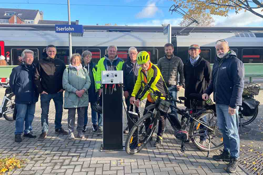 Stadtbaurat Thorsten Grote (2.v.r.), Mathis Perkert (3.v.r.) von der Abteilung Verkehrsplanung und Sebastian Matz von der Abteilung Stadtentwicklung und Grundstücke (2.v.l.) mit Bernhard Schomm (1.v.r.) und weiteren Mitgliedern des ADFC Iserlohn