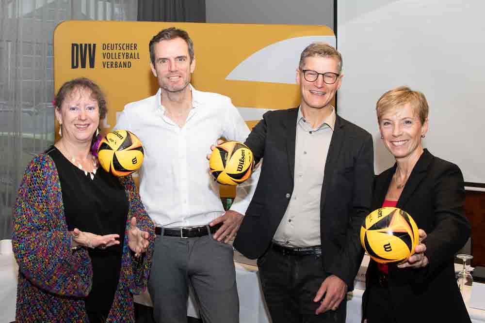 Andrea Milz, NRW-Staatssekretärin für Sport und Ehrenamt, Münsters Oberbürgermeister Tilman Fuchs, Markus Dieckmann, Präsident des Deutschen Volleyball-Verbands (DVV), und Dr. Eva Selic, Vizepräsidentin des Landessportbunds (LSB) Nordrhein-Westfalen