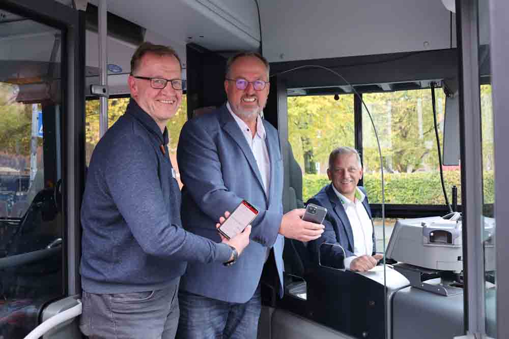 Verkehrsplaner Thomas Hasse und Oberbürgermeister Uwe Santjer mit Nils Radtke, dem Betriebsleiter der KVG in Cuxhaven