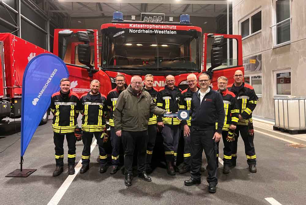 Kreisbrandmeister Michael Kling überreicht den symbolischen Schlüssel an Karsten Runte