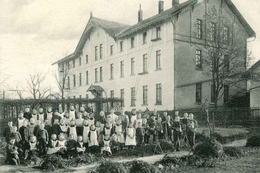 Kindergruppe vor dem Evangelischen Waisenhaus in Iserlohn, um 1915