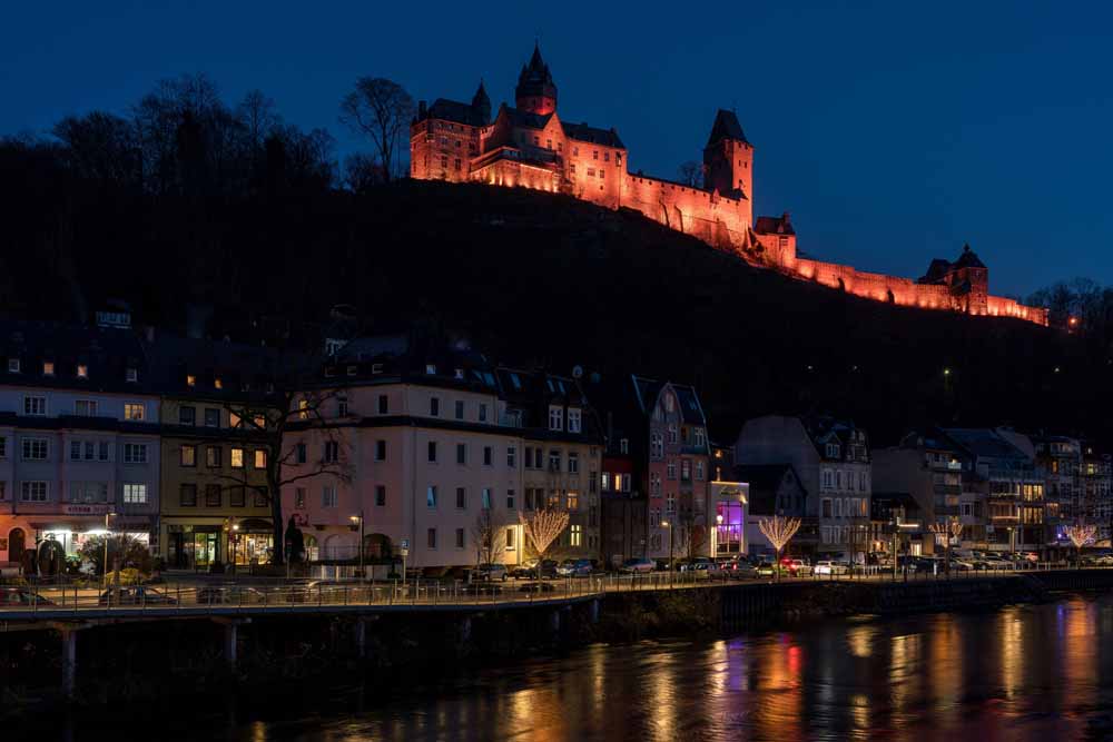 Burg Altena in orangenes Licht getaucht
