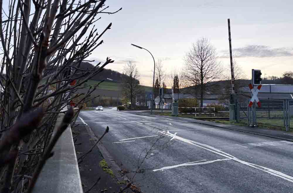 Blick auf den Bahnübergang der Langenholthauser Straße