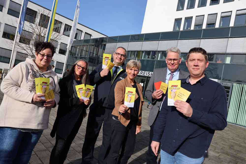 Petra van den Akker (Führerscheinstelle), Stephanie Bartos-Medger (KPB Unna), Bernd Pentrop (Pressesprecher KPB Unna), Ilka Essers (Leiterin Kinder-und Jugendförderung), Christoph Funke (Leiter Straßenverkehrsbehörde) und Oliver Sonnack (Leiter Führerscheinstelle)