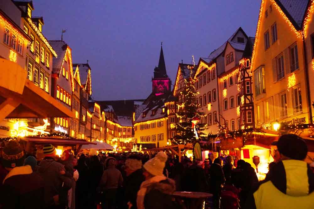 Wertheimer Weihnachtsmarkt im Abendlicht