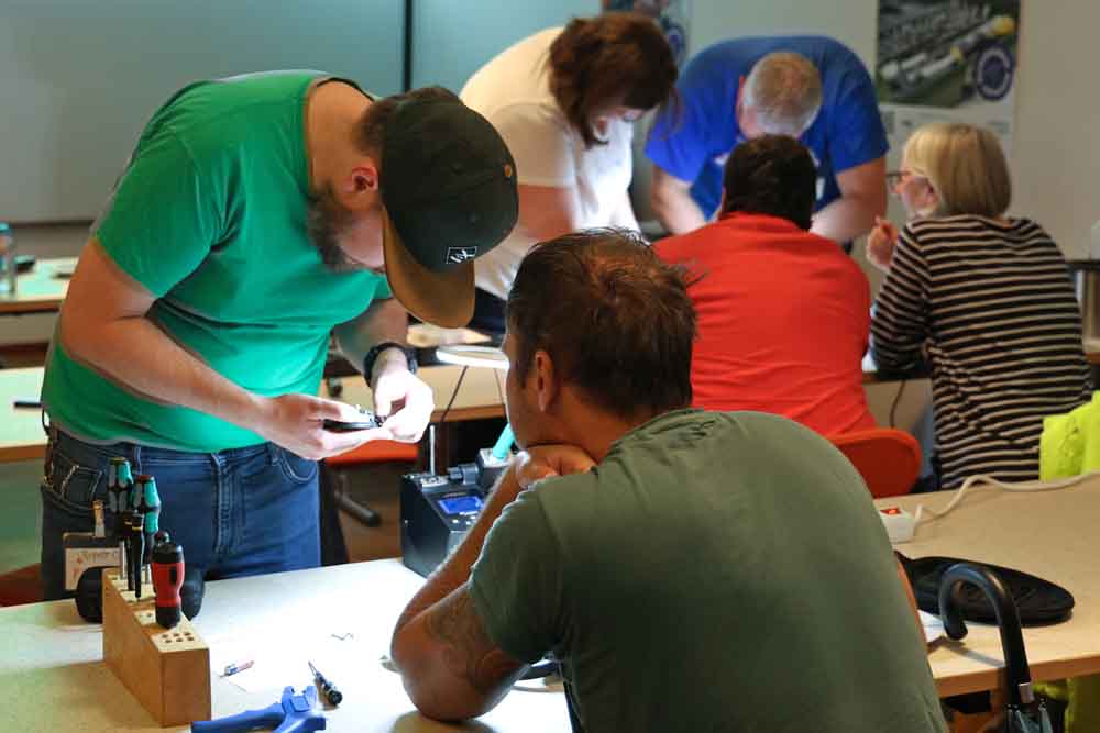 Menschen beim Repair Café