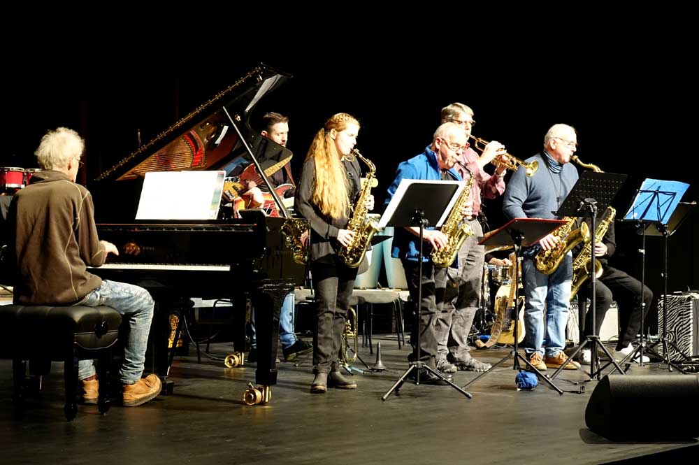 Die von Musikschulpädagoge Guido Schlegel geleitete Jazzcombo „Wednesday Night" ist ebenfalls im großen Haus des Stadttheaters zu erleben