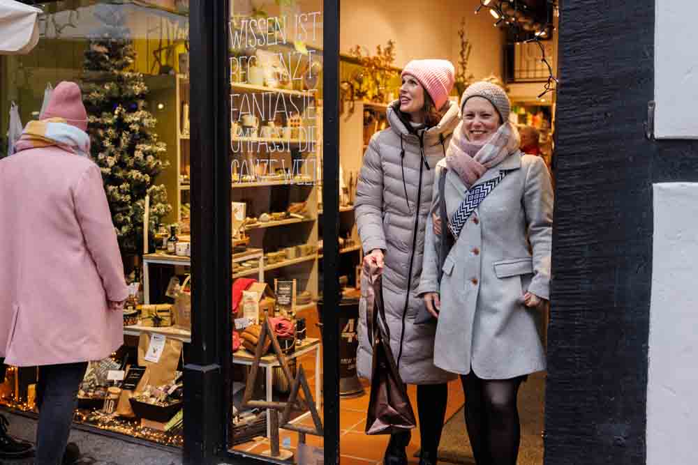 Zwei Frauen beim Shopping
