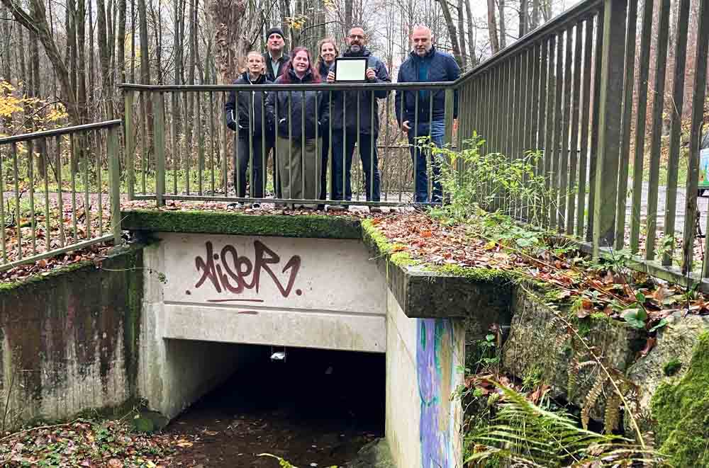 Im Beisein von Bürgermeister Ralf Paul Bittner stellten jetzt Gea Federici, Elmar Kettler, Yvonne Kaiser, Lea Schowe und Sebastian Witte von der Stadt Arnsberg das im Rahmen von Smart City realisierte Hochwasser-Monitoring in Arnsberg vor