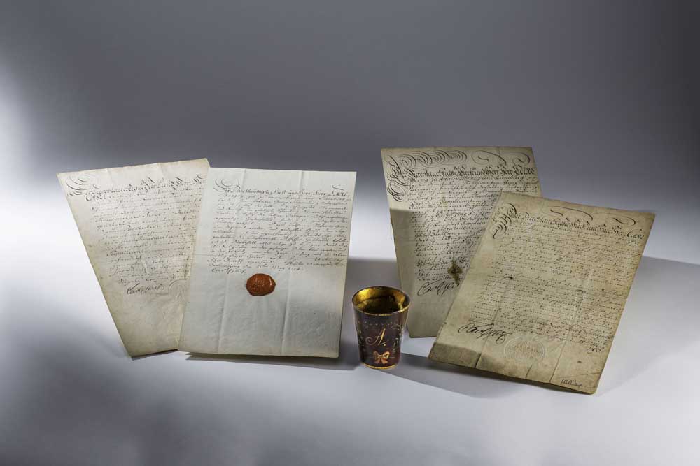 Dokumente zur Geschichte der Lackwarenmanufaktur Stobwasser, 1763 – 1774, und ein Trinkbecher der Lackwarenmanufaktur Stobwasser, um 1780, Städtisches Museum Braunschweig (Dokumente Leihgabe aus Privatbesitz, Bad Sooden-Allendorf
