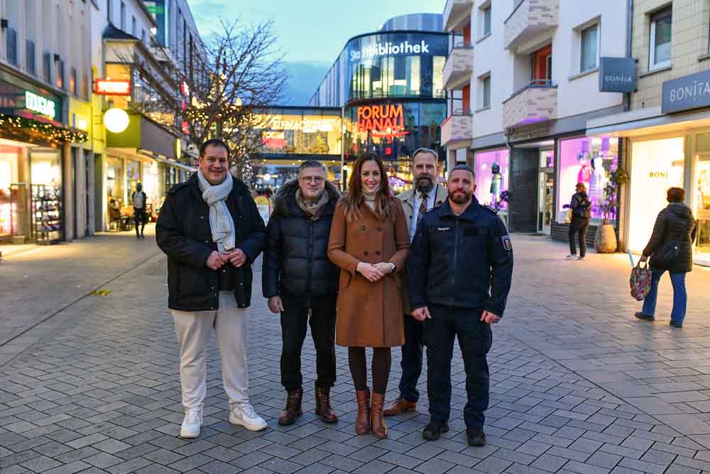 Daniel Freimuth, Geschäftsführer Hanau Marketing GmbH, Mehmet Kandemir, 1. Vorsitzender Hanau Marketing Verein, Stadträtin Isabelle Hemsley, Thorsten Wünschmann, Leiter Ordnungsamt, Marco Aprigliano, Abteilungsleiter Stadtpolizei