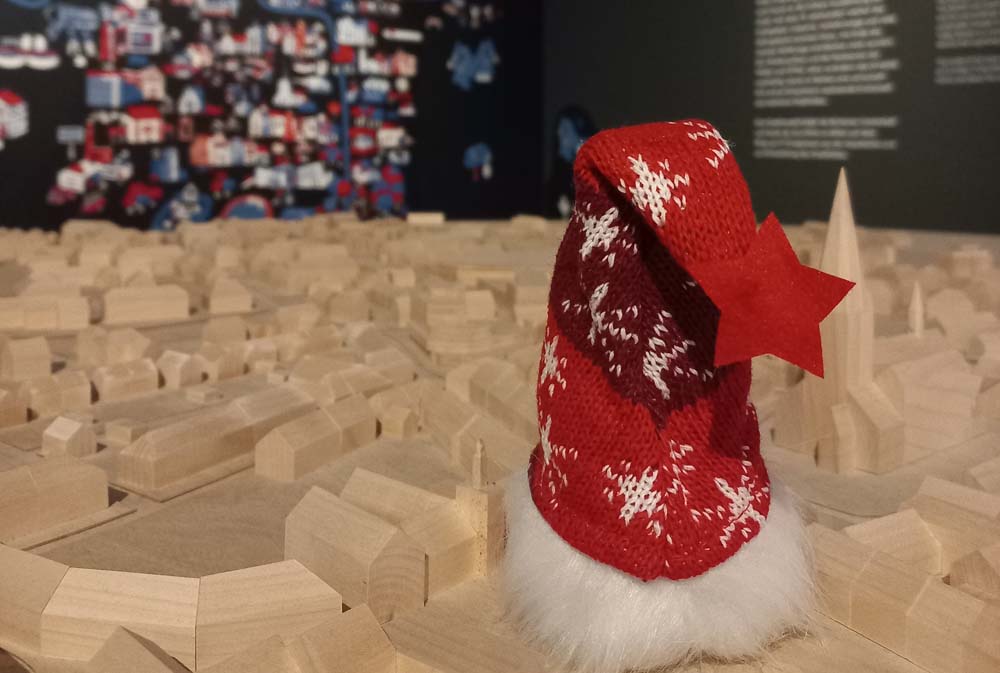 Weihnachtsmütze in Ausstellung im FARB