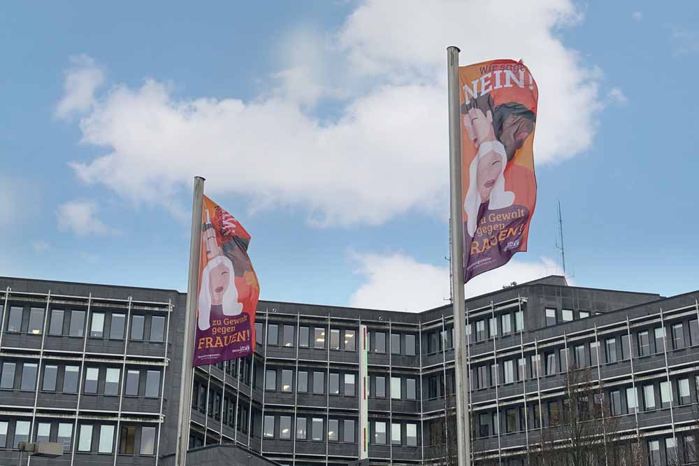 Fahne zum Orange-Day am Lüdenscheider Kreishaus