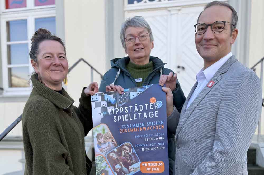 Sonja Kiekens, Marion Berlinghoff (Stadtbücherei) und Thomas Raulf (Sparkasse Hellweg-Lippe)