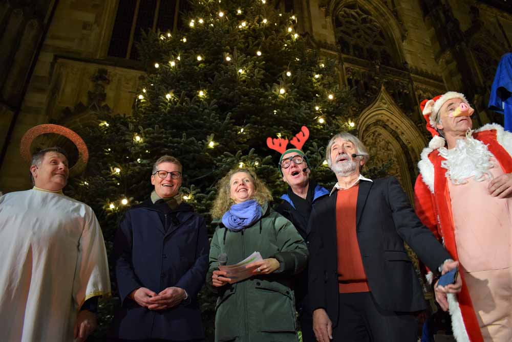 Gemeinsam mit den „6-Zylindern" und Moderatorin Eva-Maria Jazdzejewski hat Oberbürgermeister Tilman Fuchs Münsters Weihnachtsmärkte eröffnet
