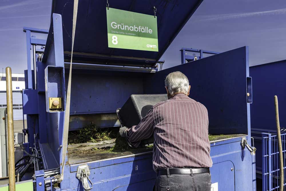 Mann wirft Grünbafälle weg