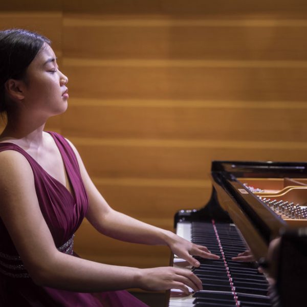 Preisgekrönte Pianistin im Rittersaal des Schlosses in Raesfeld