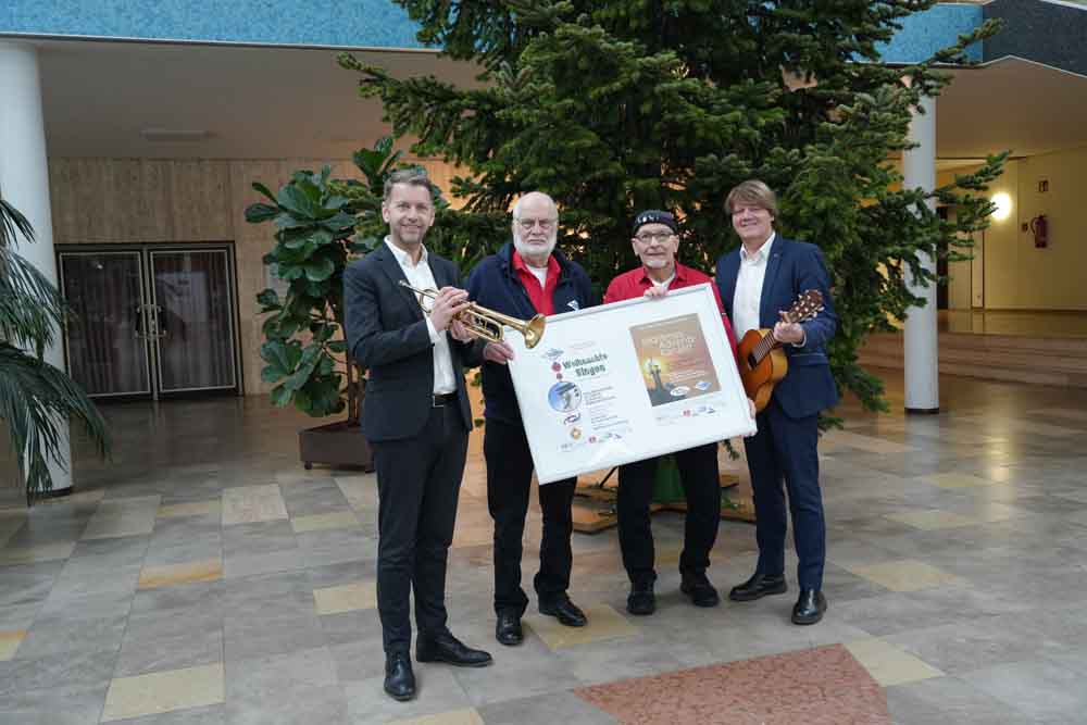 Oberbürgermeister Dennis Weilmann und Musikschulleiter Matthias Klingebiel mit dem Maritimen Chor Wolfsburg