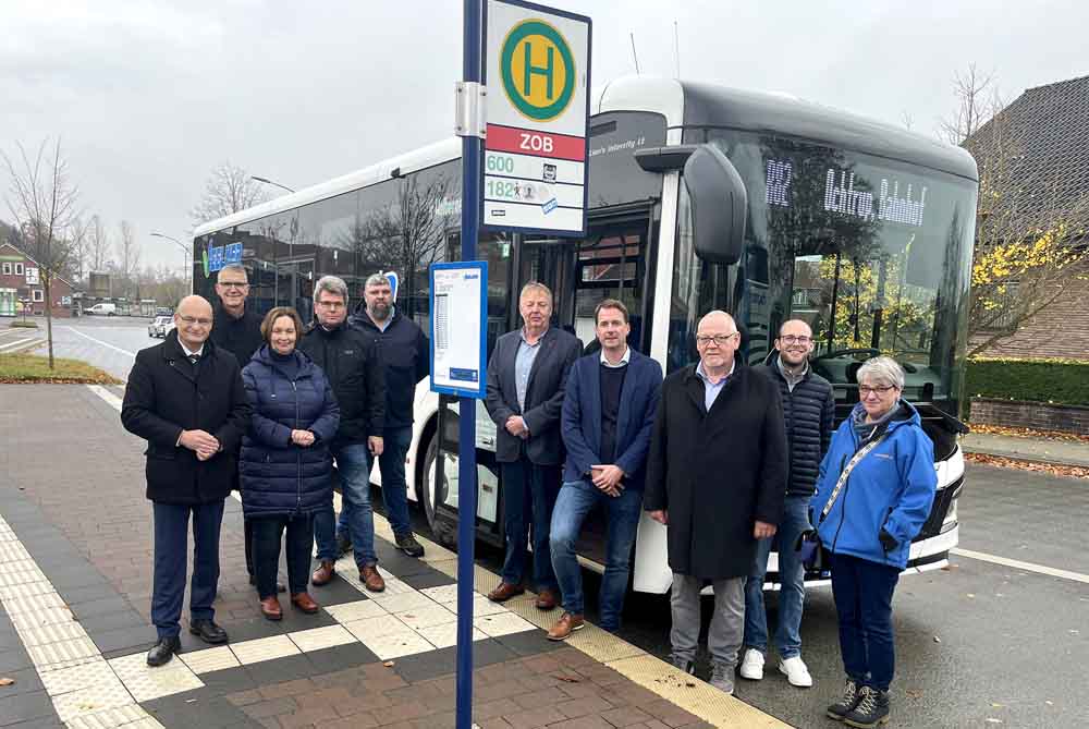 Landrat Dr. Martin Sommer, Andreas Lastering, Bürgermeister der Gemeinde Wettringen, Christa Lenderich, Bürgermeisterin der Stadt Ochtrup, Carsten Rehers, Dezernent des Kreises Steinfurt sowie Matthias Ehling, Bernd Bils, Christian Erfmann, Rolf Frie, Dorian Hagemann und Vera Teroerde (alle Veelker GmbH & Co KG.)