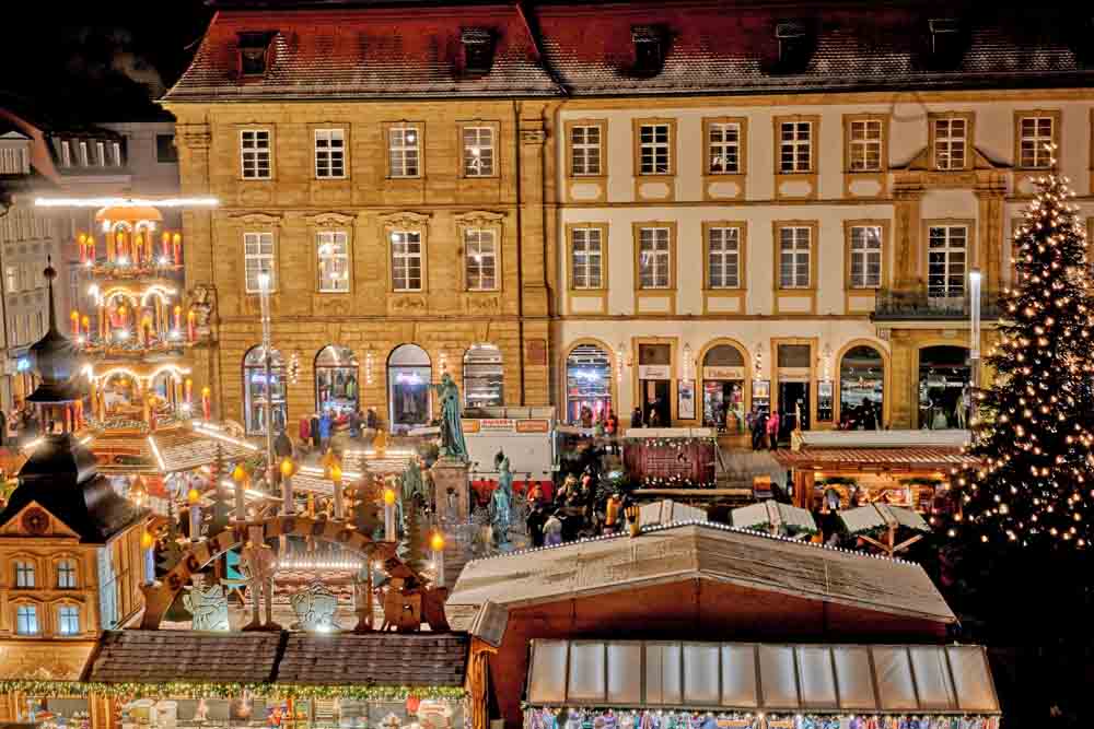 Blick auf den Bamberger Weihnachtsmarkt im Abendlicht