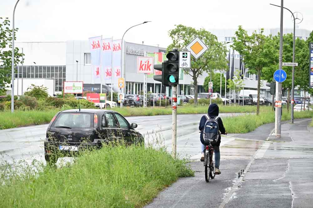 Auto und Fahrrad an Ampel