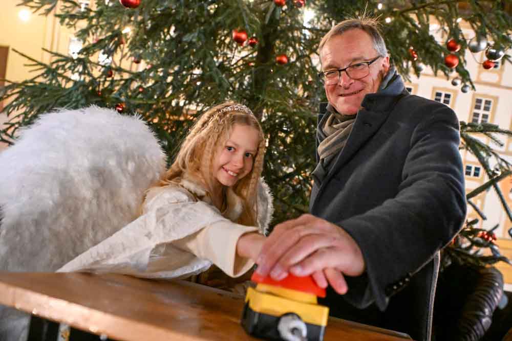 Christkind Frieda Schegg und Oberbürgermeister Andreas Starke