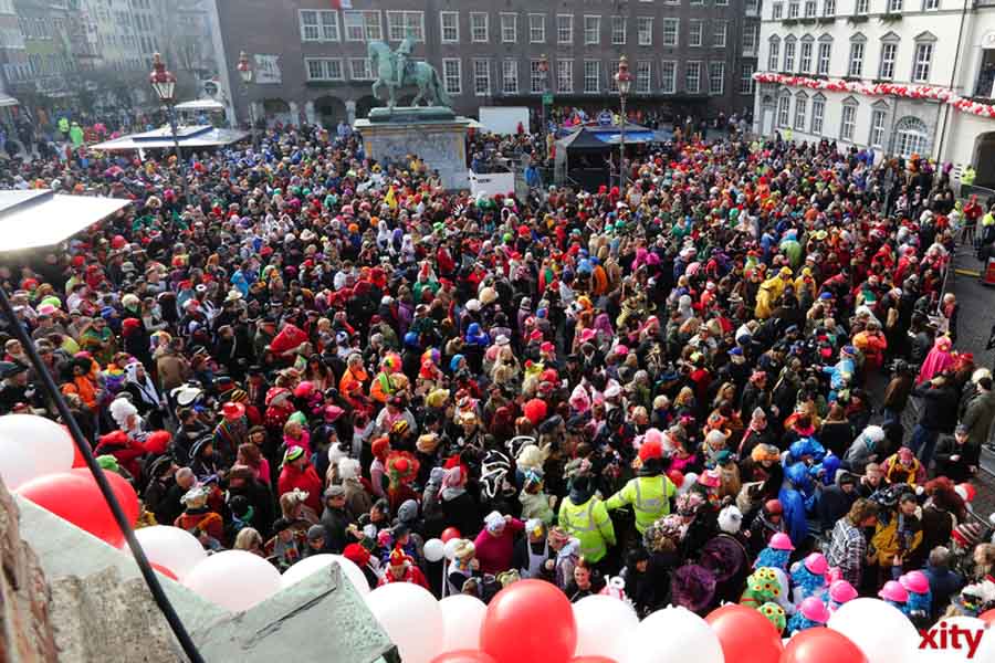 Altweiber auf dem Rathausplatz