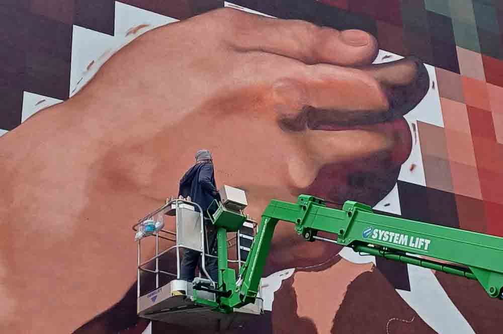 Tino Bittner bei der Fertigstellung des Wandbildes in der Grünen Straße 20