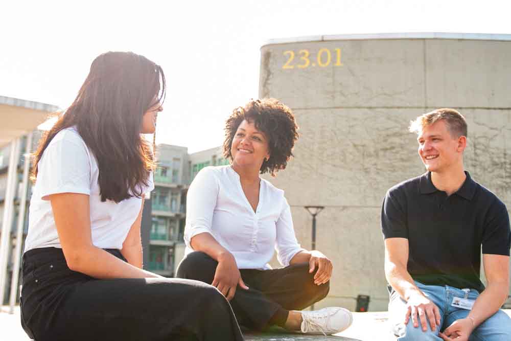 Jugendliche auf dem Gelände der HHU