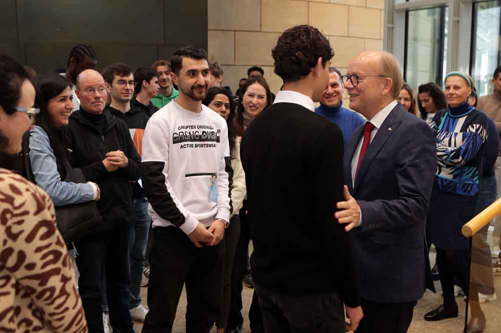 André Kuper begrüßt Migrantinnen und Migranten