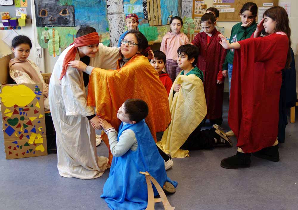 Kinder der GGS Stoffeler Straße stellen ein Werk von Peter von Cornelius nach