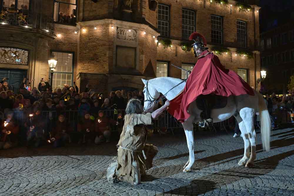 Mantelteilung vor dem Rathaus