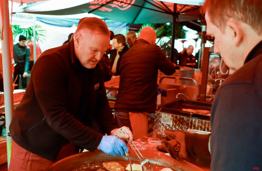 Düsseldorfer Scholljonges verteilen kostenlose Reibekuchen für den guten Zweck