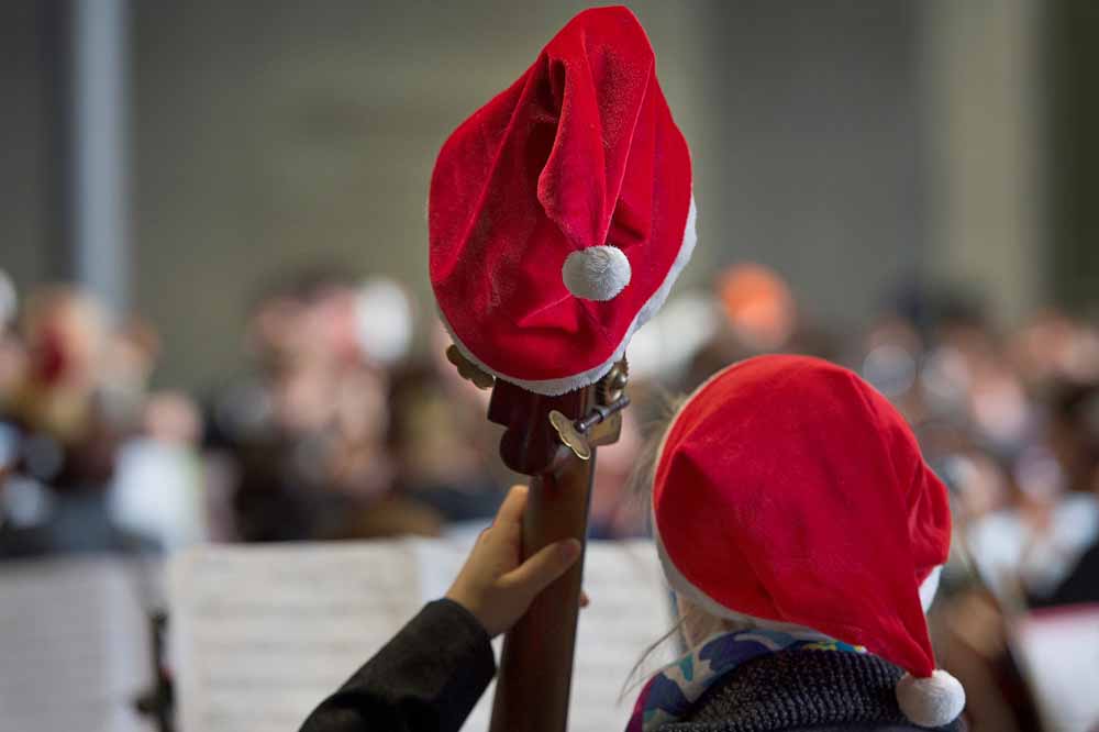 Musikinstrument mit Weihnachtsmütze bei einem Konzert