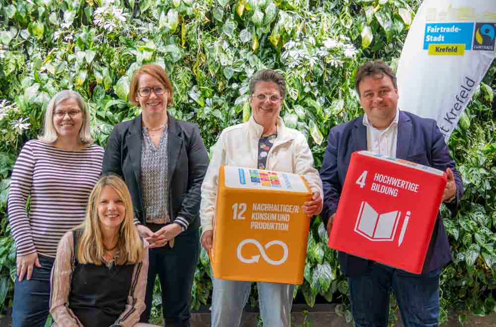 Andrea Winterstein (Projektmanagerin Fairtrade), Heike Badberg (Abteilungsleiterin Kinder), Sonja Pommeranz (Fachbereichsleiterin Jugendhilfe) sowie die beiden Beigeordneten Sabine Lauxen und Markus Schön