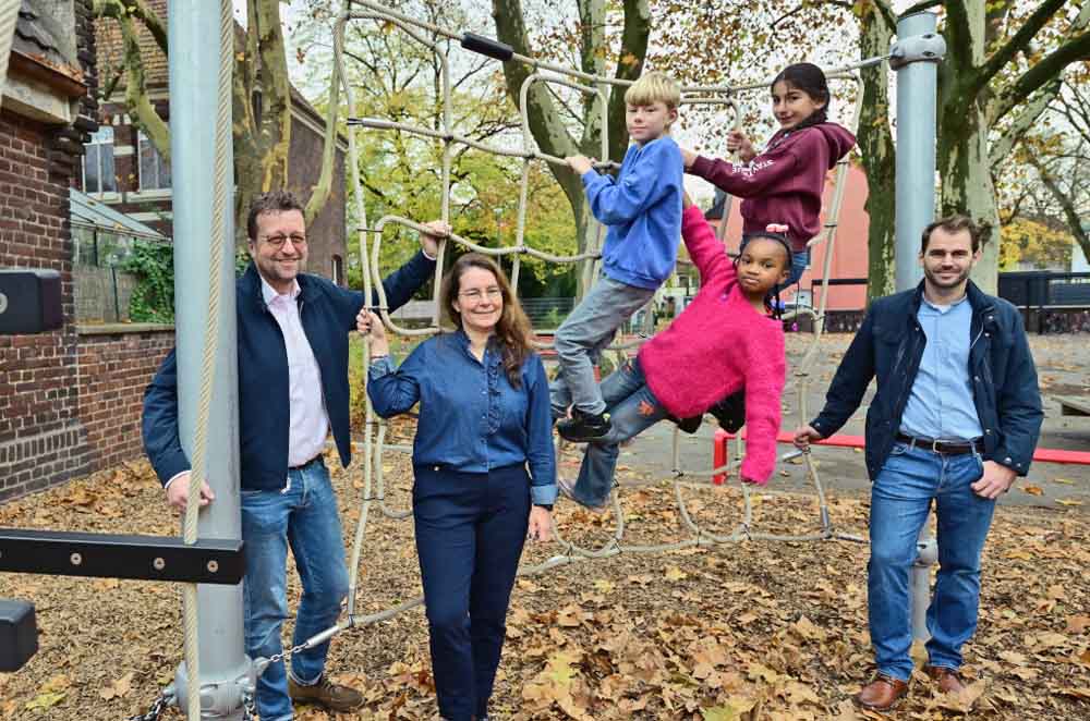 Andreas Plückhahn vom Fachbereich Schule, der kommissarischen Schulleiterin Dimka Döhler und Marc Wilming vom Zentralen Gebäudemanagement