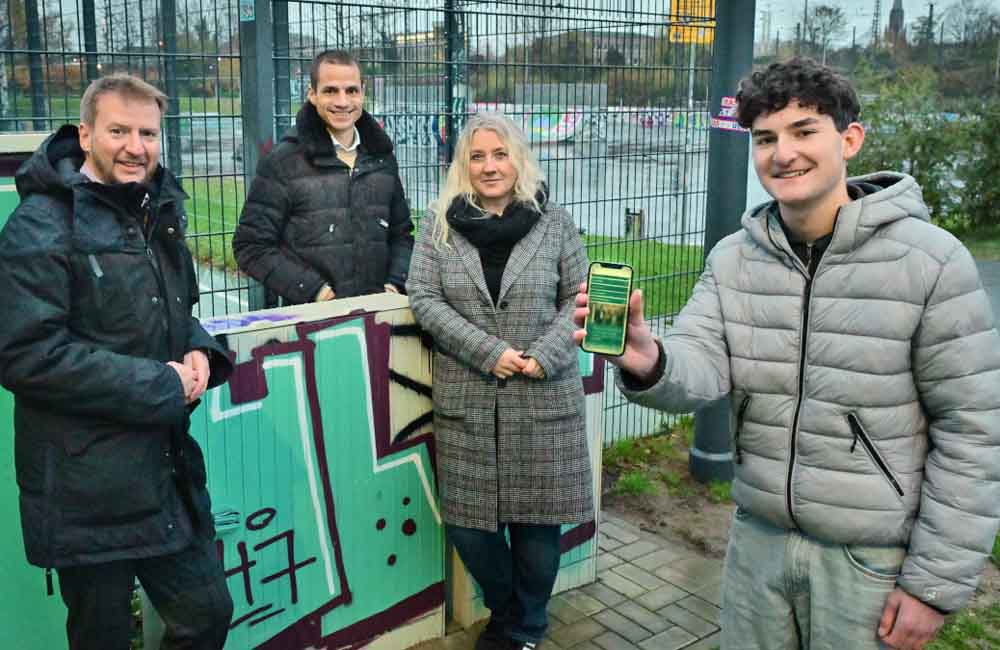 Arne Timpe (Kinder- und Familienbüro), Raschad Damati (SWK), Siegrid Linz-Kaminski (Kinder- und Familienbüro) sowie Can Karabag vom Krefelder Jugendbeirat