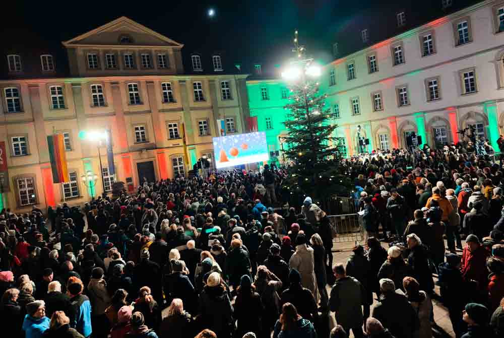 Offenes Weihnachtssingen der Stadt Würzburg im Ehrenhof des Rathauses