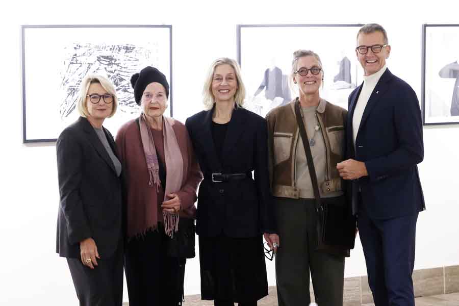 Bürgermeister Josef Hinkel eröffnete die Ausstellung "Spurensuche" im Rathaus Düsseldorf. Sabine Klinkhammer (Bildmitte) und Maren Pauly (ganz links) von "lichtwerk zwei" zeigen in einer Serie von Schwarz-Weiß-Fotografien eine berührende Perspektive auf das Thema Demenz